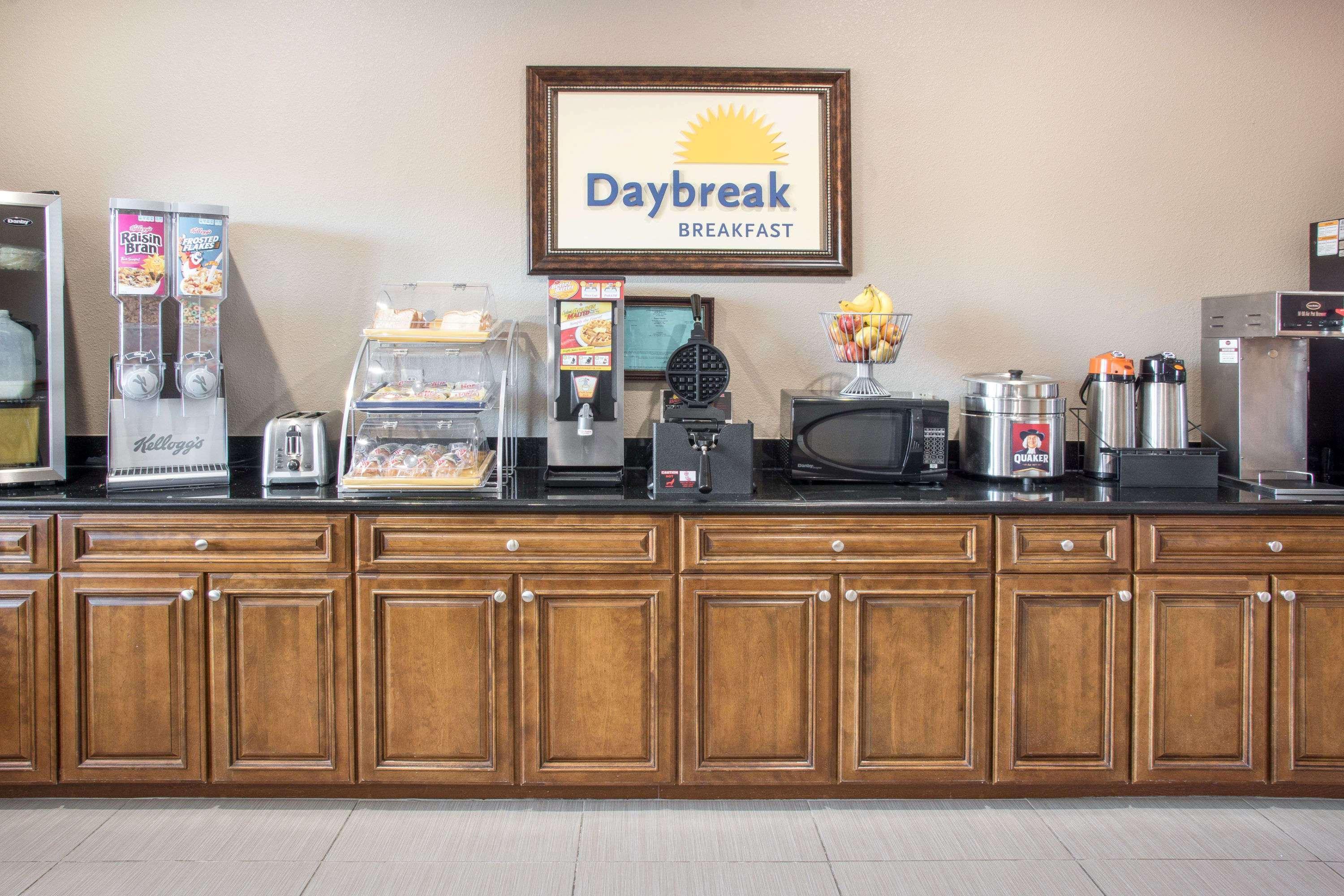 Days Inn By Wyndham Baytown East Exteriör bild