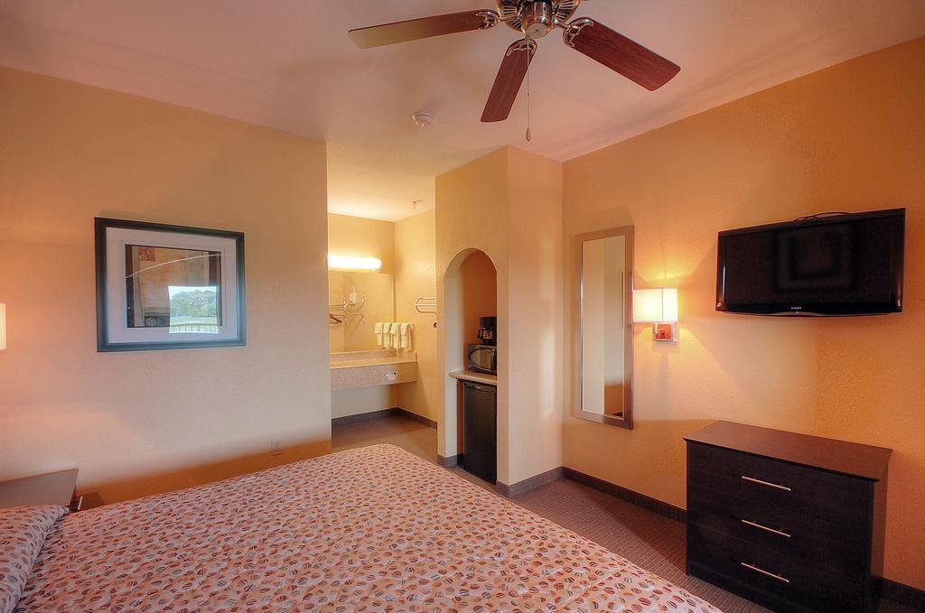 Days Inn By Wyndham Baytown East Exteriör bild